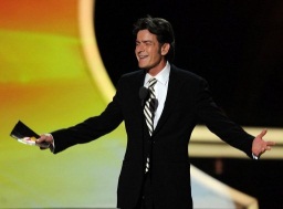 Charlie Sheen fue la sorpresa de la noche. Sheen entregó el premio a mejor actor de comedia en una serie televisiva.